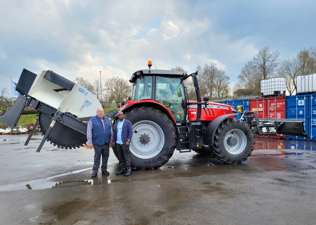 Stehr Baumaschinen GmbH | Stehr Grabenfräse für Glasfasernetz im Oman