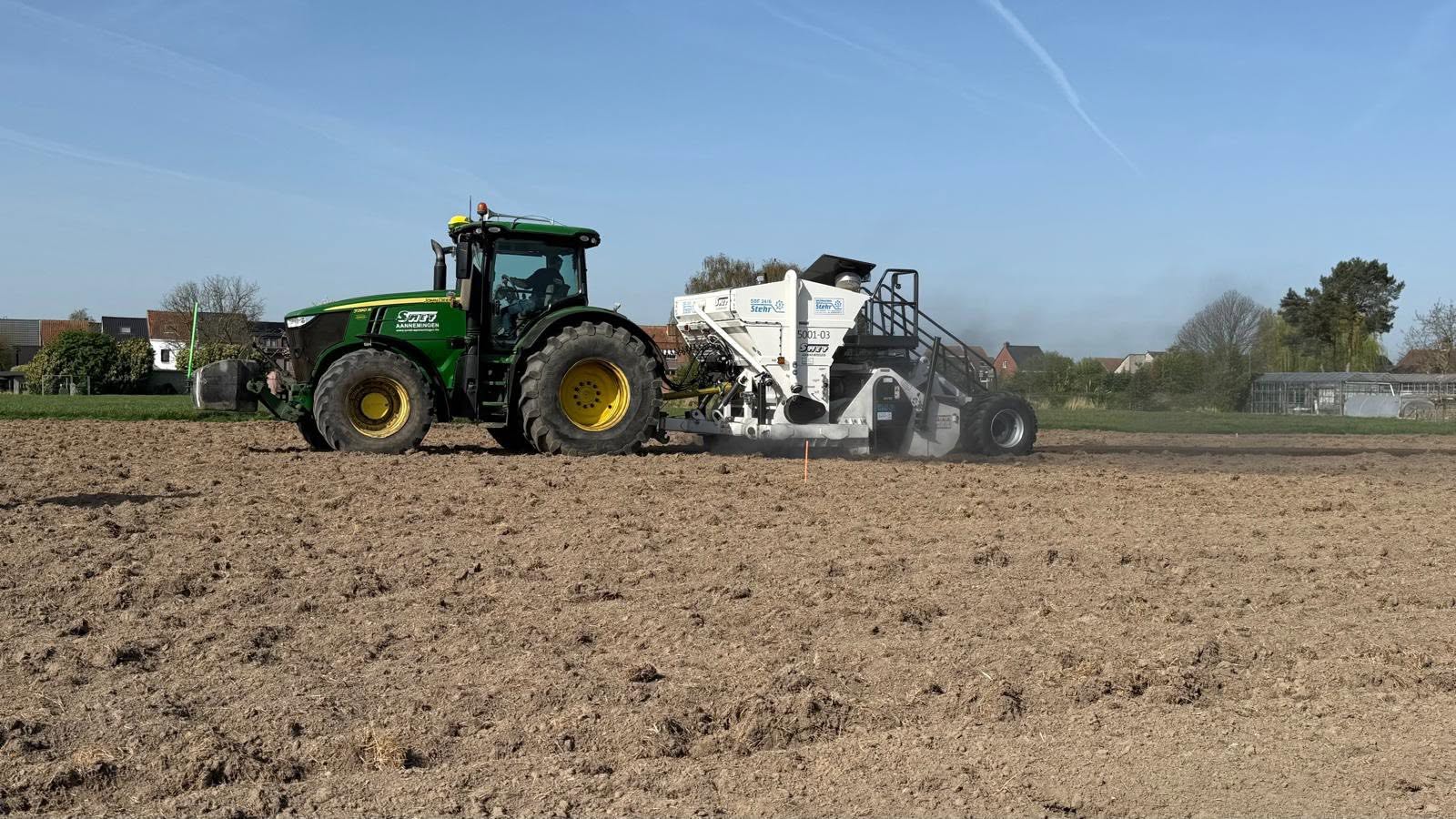Traktor mit der staubfreien Stehr Bodenstabilisierungsfräse SBF 24/6 im Praxiseinsatz