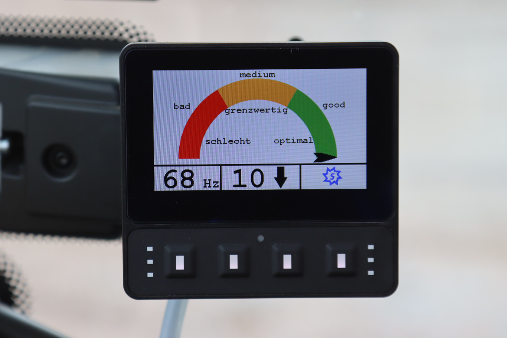 Display der Stehr-Maschine mit Anzeige der 70 Hz Hochfrequenz