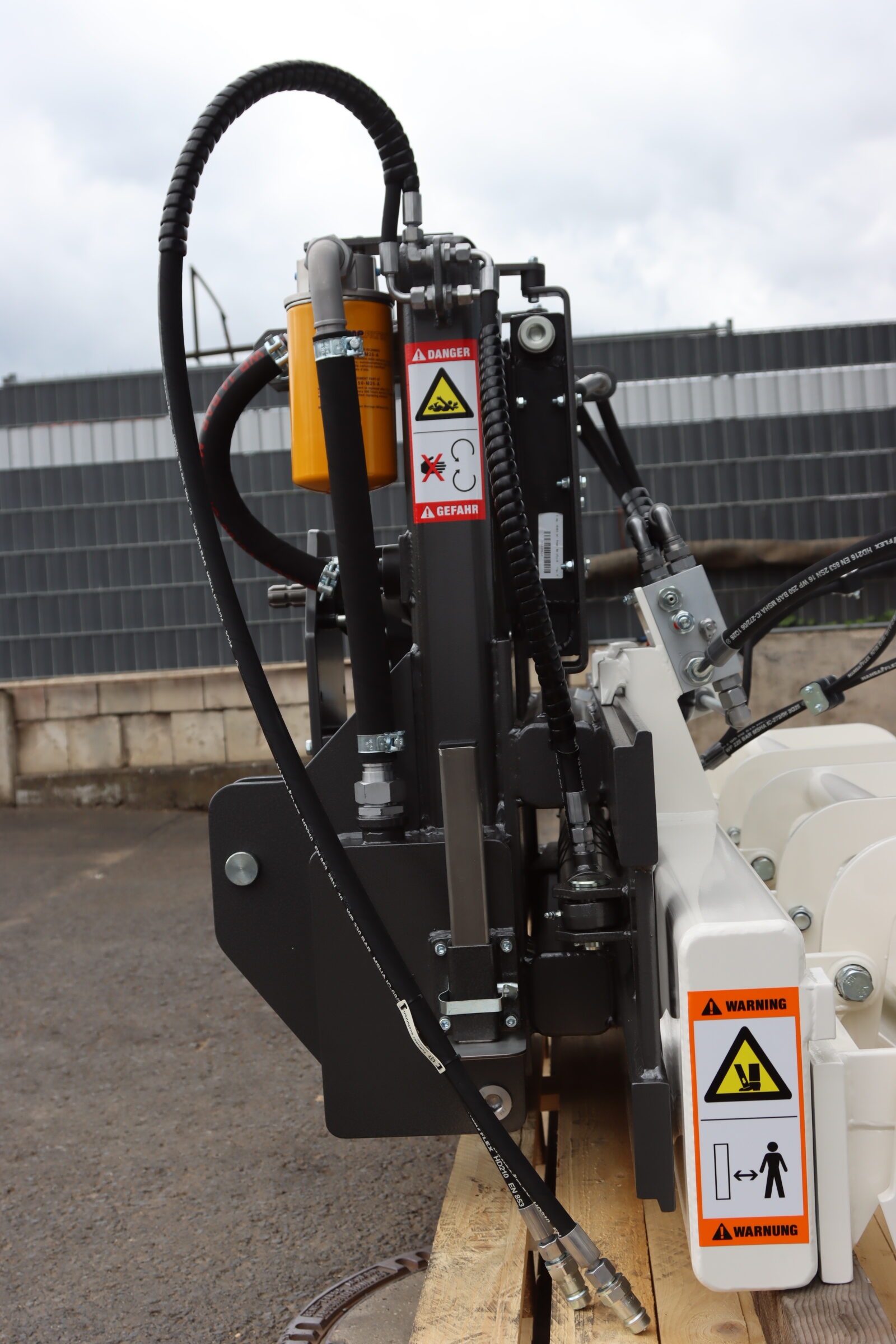 Seitenansicht des Stehr SZA 25 mit Hydraulikschläuchen, Filter und Sicherheitskennzeichnungen